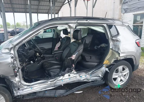 2022 Jeep Compass Latitude Fwd z USA, uszkodzony, nr VIN 3C4NJCBB0NT140157